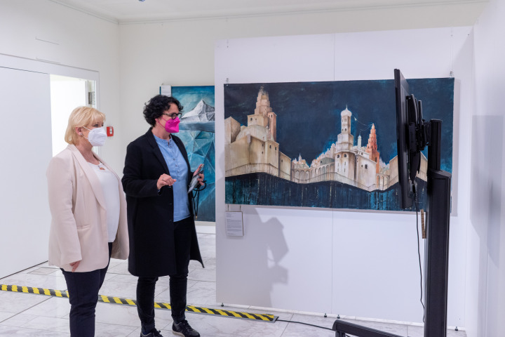 Landtagspräsidentin Prof. Dr. Ulrike Liedtke (l.) mit Prof. Angelika Böhm (r.) bei der Ausstellungsbesichtigung im Anschluss