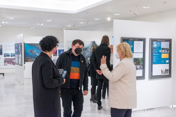 Landtagspräsidentin Prof. Dr. Ulrike Liedtke (r.) im Gespräch mit den Kuratoren der Ausstellung Prof. Angelika Böhm (l.) und Jan Schneider (m.)