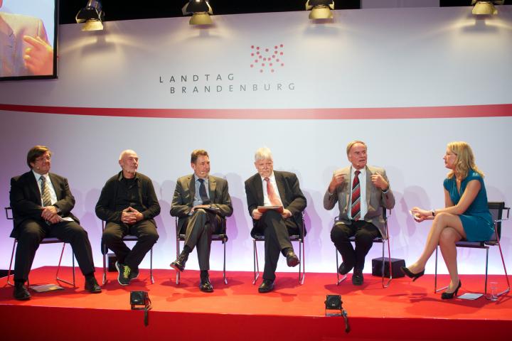 V. l. n. r.: Thomas Weber, technischer Leiter der BAM Deutschland AG; Architekt Prof. Peter Kulka;  Oberbürgermeister Jann Jakobs; Finanzminister Dr. Helmuth Markov; Landtagspräsident Gunter Fritsch; Wibke Harms, Moderation