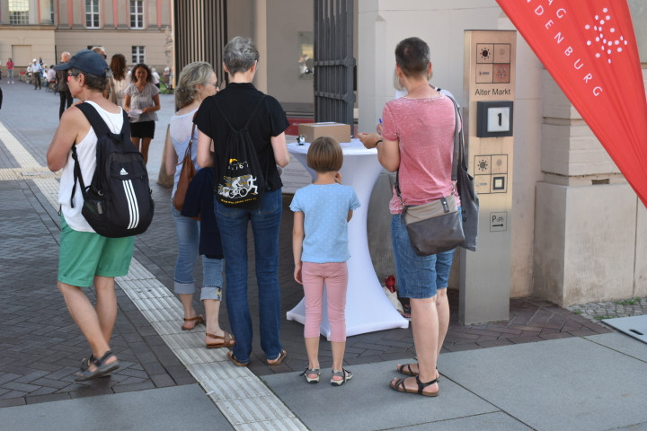 Eintreffen der Gäste zur fünften Veranstaltung „Kunst zur Zeit 2024“ 