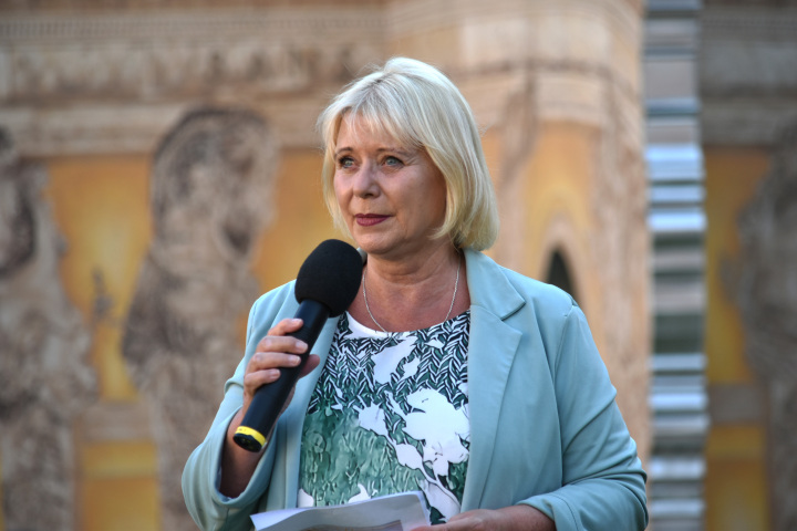 Begrüßung der Landtagspräsidentin Prof. Dr. Ulrike Liedtke zur fünften Veranstaltung „Kunst zur Zeit 2024“ im Innenhof des Landtages