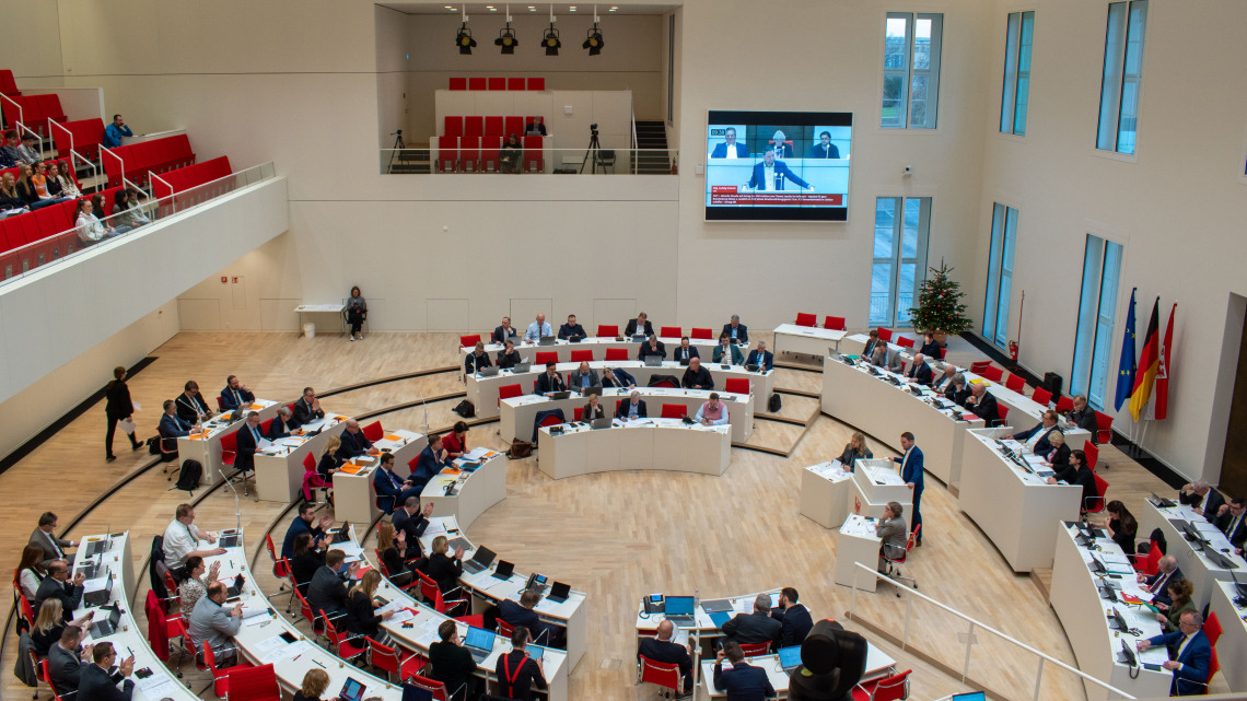 Blick in den Plenarsaal zu Beginn der Aktuellen Stunde auf Antrag der SPD-Fraktion in der 24. Sitzung des Landtages Brandenburg.