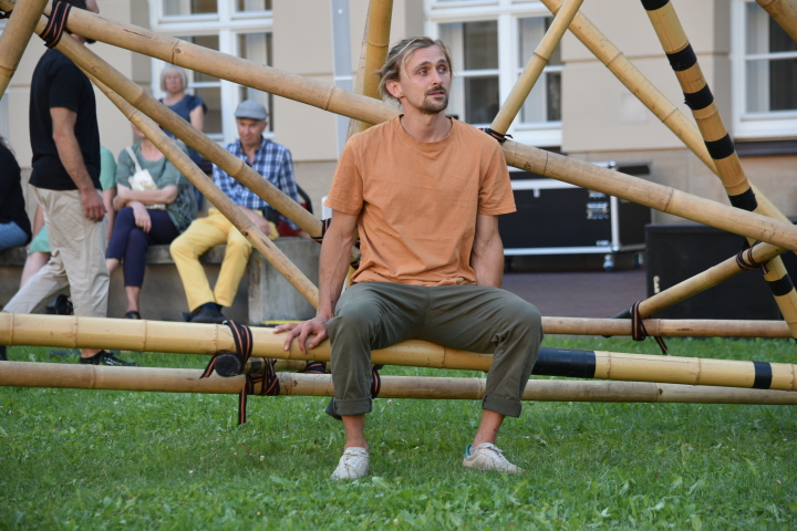Bewegungskünstler Steven Koglin während der Performance im Innenhof des Landtages