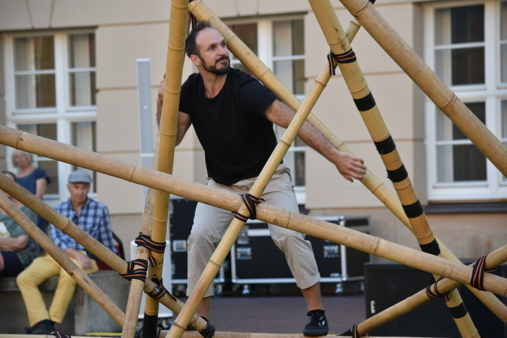 Bewegungskünstler Lukas Schapp während der Performance im Innenhof des Landtages