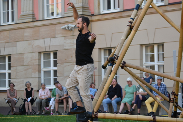 Bewegungskünstler Lukas Schapp während der Performance im Innenhof des Landtages