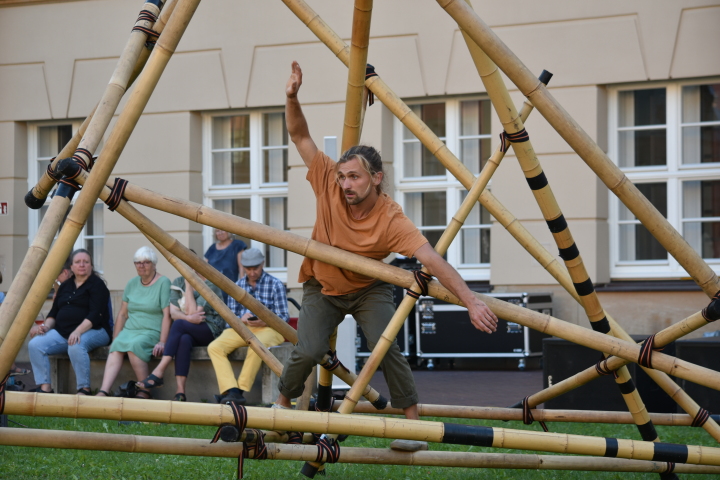 Bewegungskünstler Steven Koglin während der Performance im Innenhof des Landtages