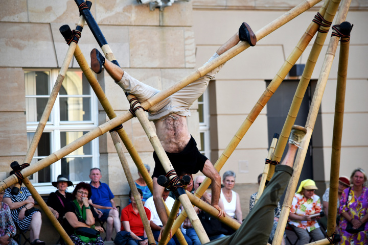 Bewegungskünstler Lukas Schapp während der Performance im Innenhof des Landtages