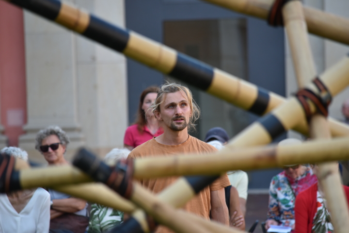 Bewegungskünstler Steven Koglin während der Performance im Innenhof des Landtages