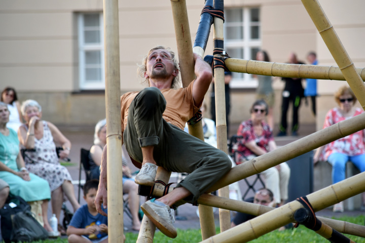 Bewegungskünstler Steven Koglin während der Performance im Innenhof des Landtages