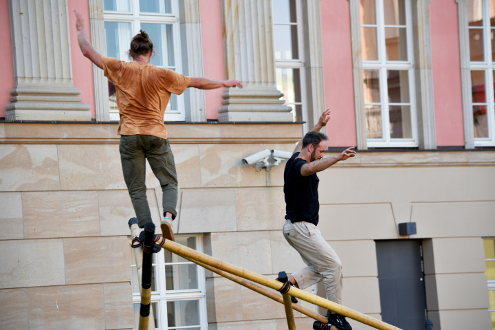 Die Bewegungskünstler Steven Koglin (l.) und Lukas Schapp (r.) zeigten eine „Art du Déplacement“-Performance im Innenhof des Landtages.