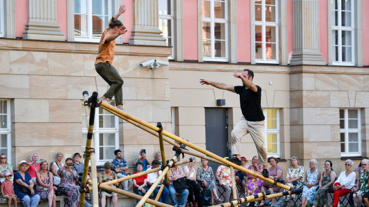 Die Bewegungskünstler Steven Koglin (l.) und Lukas Schapp (r.) zeigten eine „Art du Déplacement“-Performance im Innenhof des Landtages.