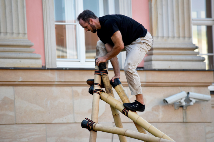 Bewegungskünstler Lukas Schapp während der Performance im Innenhof des Landtages