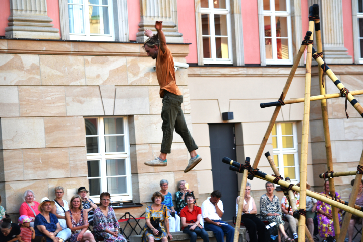 Bewegungskünstler Steven Koglin während der Performance im Innenhof des Landtages