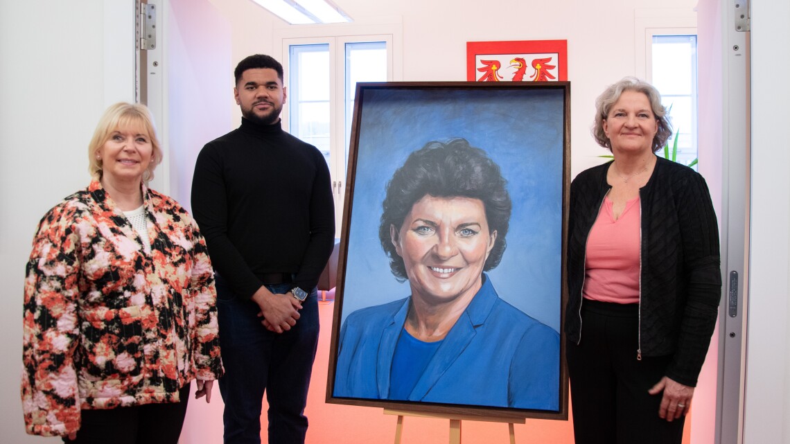 Porträtgemälde der ehemaligen Landtagspräsidentin Britta Stark enthüllt. V. l. n. r.: Landtagspräsidentin Prof. Dr. Ulrike Liedtke, Künstler Simon Akpele und die ehemalige Landtagspräsidentin Britta Stark