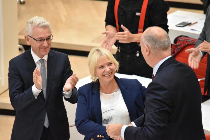 Ministerpräsident Dr. Dietmar Woidke gratuliert Prof. Dr. Ulrike Liedtke zur Wahl als Landtagspräsidentin