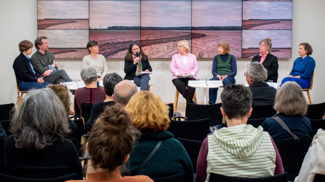 Blick auf das Podium während der Diskussionsrunde