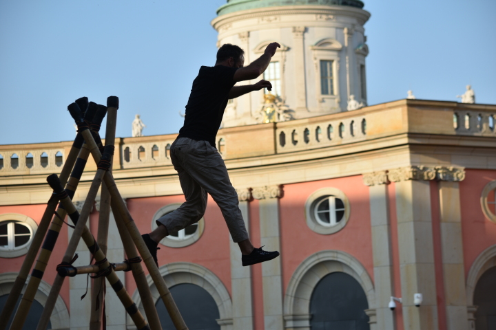 Bewegungskünstler Lukas Schapp während der Performance im Innenhof des Landtages