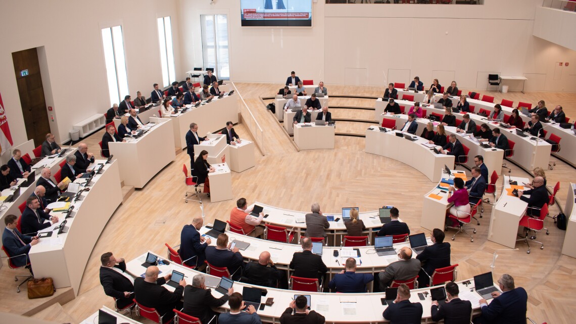 Blick in den Plenarsaal zu Beginn der Aktuellen Stunde auf Antrag der SPD-Fraktion in der 28. Sitzung des Landtages Brandenburg.