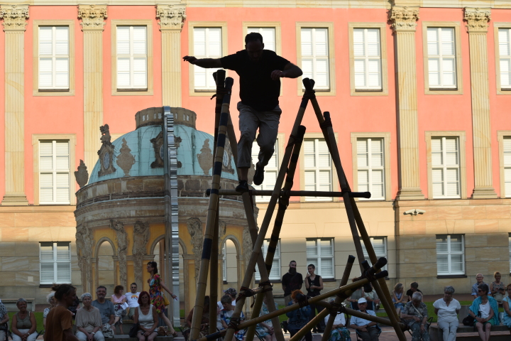 Bewegungskünstler Lukas Schapp während der Performance im Innenhof des Landtages