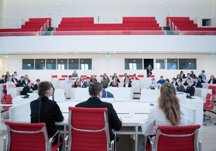 Blick in den Plenarsaal während der Plenardebatte des Pritzwalker Schülerparlaments