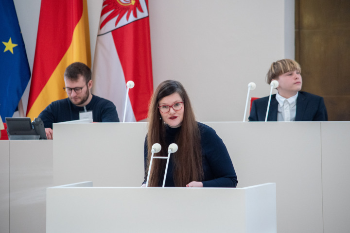 Landtagsvizepräsidentin Dr. Jouleen Gruhn begrüßt die Schülerinnen und Schüler im Plenarsaal des Landtages.