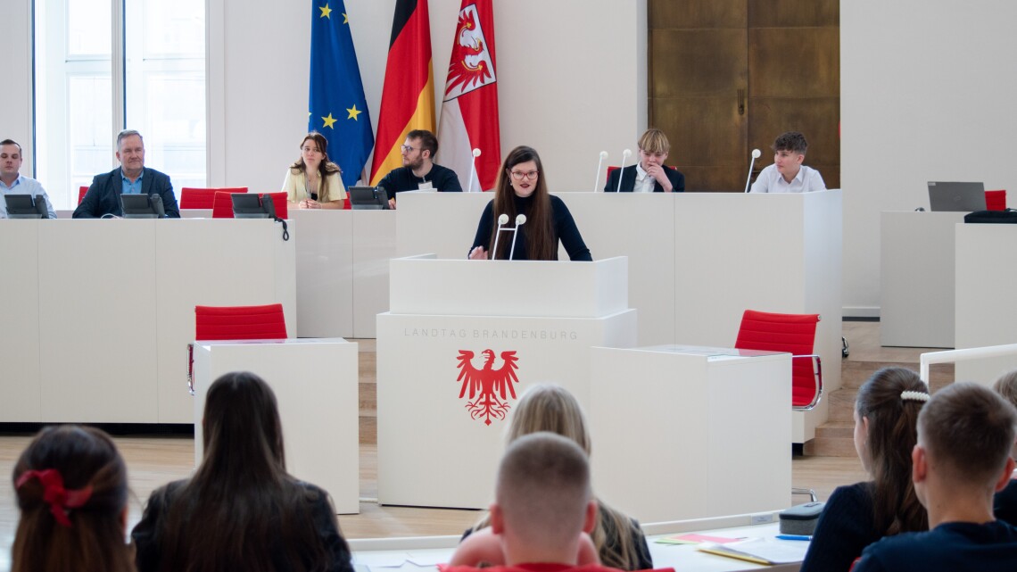 Landtagsvizepräsidentin Dr. Jouleen Gruhn begrüßt die Schülerinnen und Schüler im Plenarsaal des Landtages.