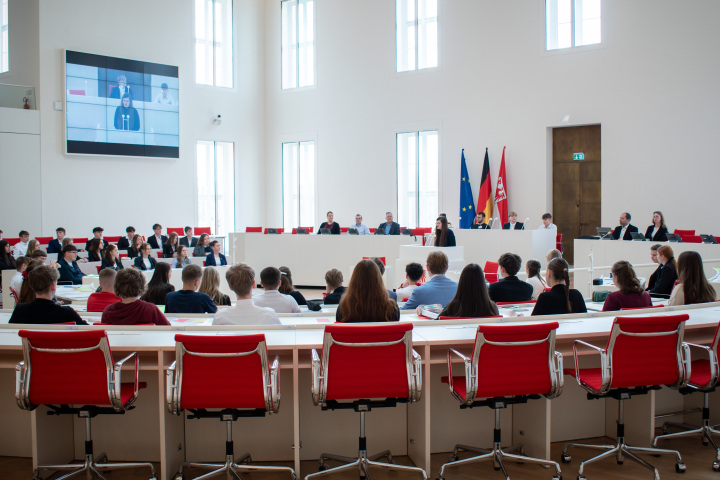 Blick in den Plenarsaal während der Begrüßung der Landtagsvizepräsidentin Dr. Jouleen Gruhn