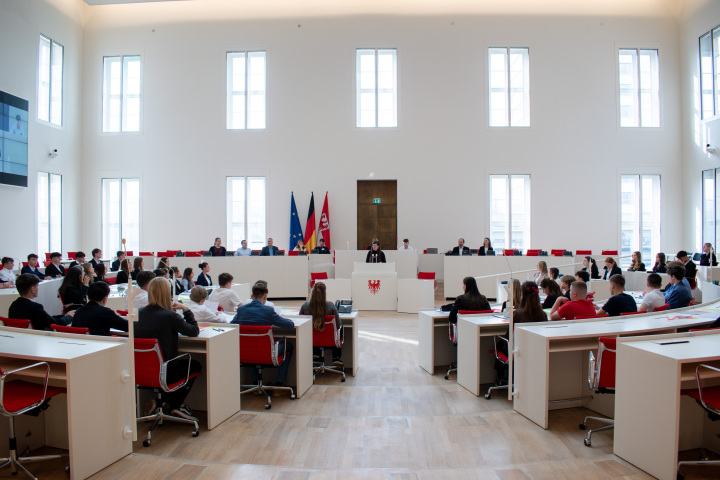 Impression der Pritzwalker Parlamentsdebatte im Plenarsaal des Landtages