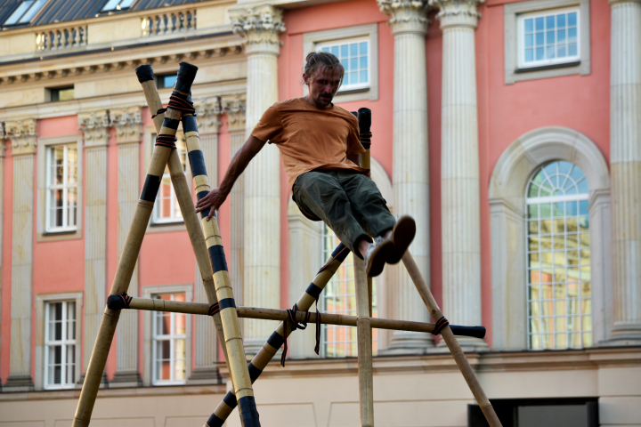 Bewegungskünstler Steven Koglin während der Performance im Innenhof des Landtages