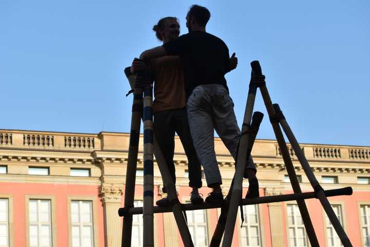 Die Bewegungskünstler Steven Koglin (l.) und Lukas Schapp (r.) während ihrer „Art du Déplacement“-Performance im Innenhof des Landtages Brandenburg
