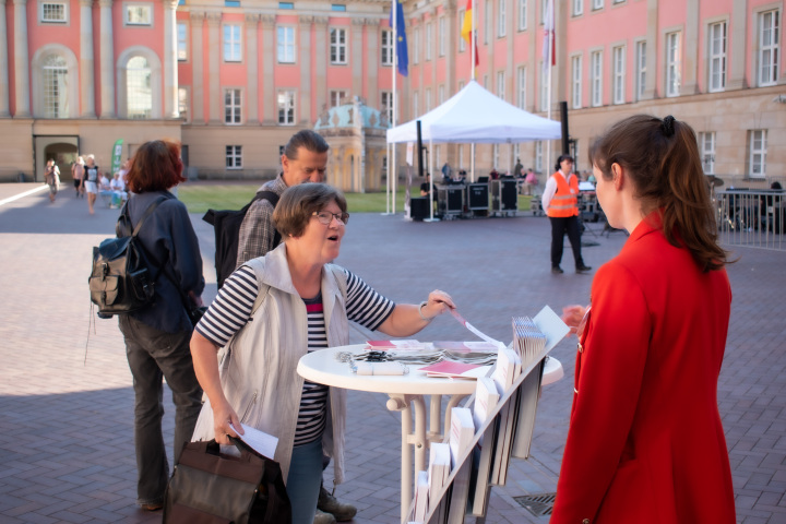 Am Informationsstand konnten sich Interessierte über die Arbeit des Landtages Brandenburg informieren.