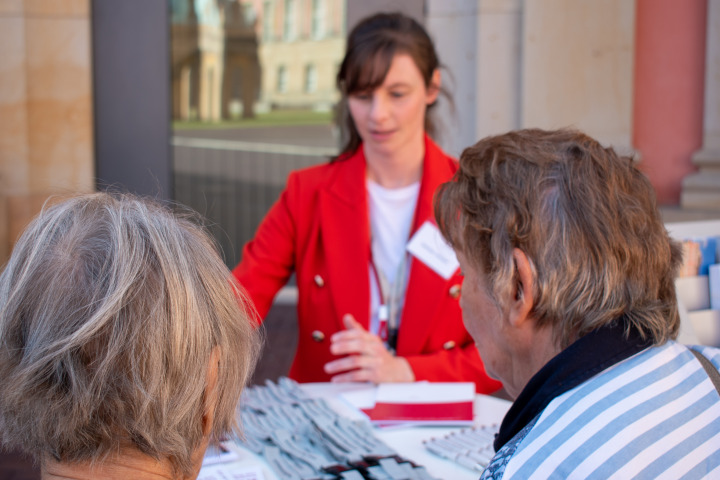 Am Informationsstand konnten sich Interessierte über die Arbeit des Landtages Brandenburg informieren.