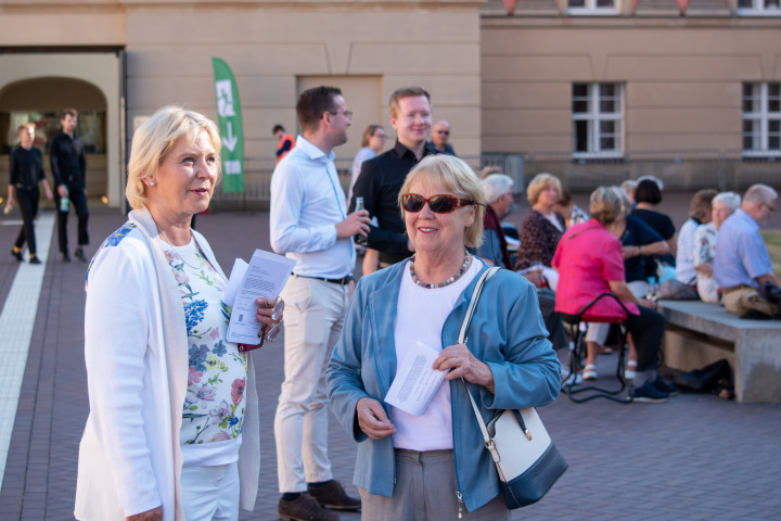 Landtagspräsidentin Prof. Dr. Ulrike Liedtke im Gespräch mit einer Bürgerin währen der zweiten Veranstaltung von „Kunst zur Zeit“ 