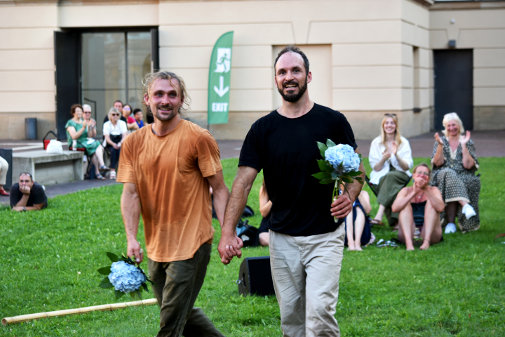 Die Bewegungskünstler Steven Koglin (l.) und Lukas Schapp (r.) nach ihrem Auftritt im Innenhof des Landtages.