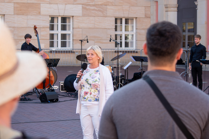 Begrüßung zur zweiten Veranstaltung der Reihe „Kunst zur Zeit“ durch die Landtagspräsidentin Prof. Dr. Ulrike Liedtke