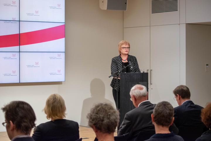 Dr. Maria Nooke, Beauftragte des Landes Brandenburg zur Aufarbeitung der Folgen der kommunistischen Diktatur, sprach ein Grußwort zur Ausstellungseröffnung.
