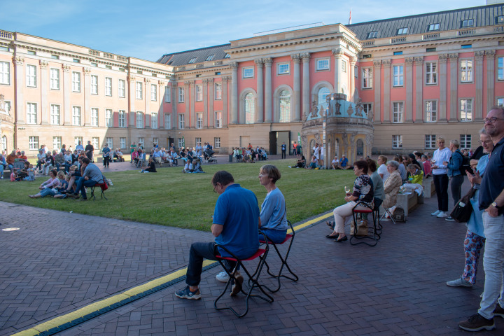 Impression der zweiten Veranstaltung „Kunst zur Zeit“ im Innenhof des Landtages 