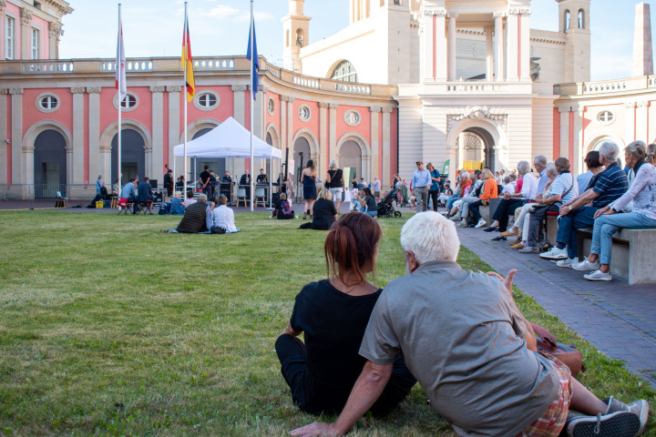 Impression der zweiten Veranstaltung „Kunst zur Zeit“ im Innenhof des Landtages 