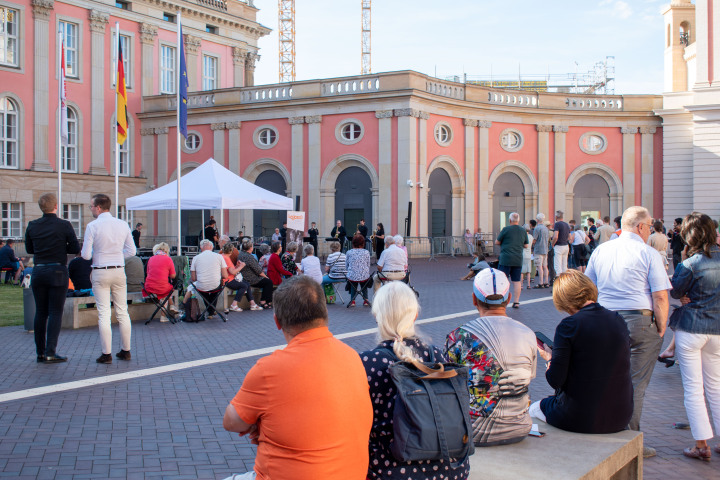 Impression der zweiten Veranstaltung „Kunst zur Zeit“ im Innenhof des Landtages 