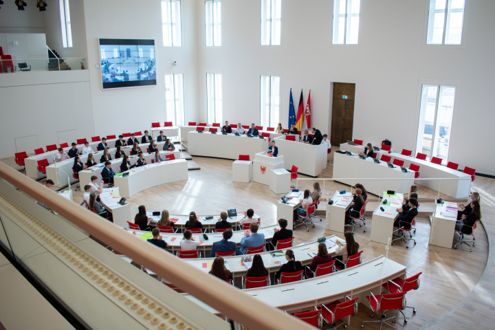 Impression der Pritzwalker Parlamentsdebatte im Plenarsaal des Landtages
