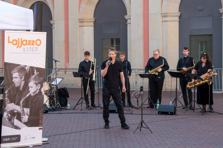 Projektleiter Lars Weber moderierte durch den Abend beim Auftritt des Landesjugendjazzorchesters Brandenburg.