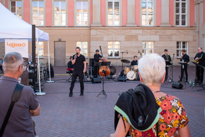 Projektleiter Lars Weber moderierte den Abend beim Auftritt des Landesjugendjazzorchesters Brandenburg.