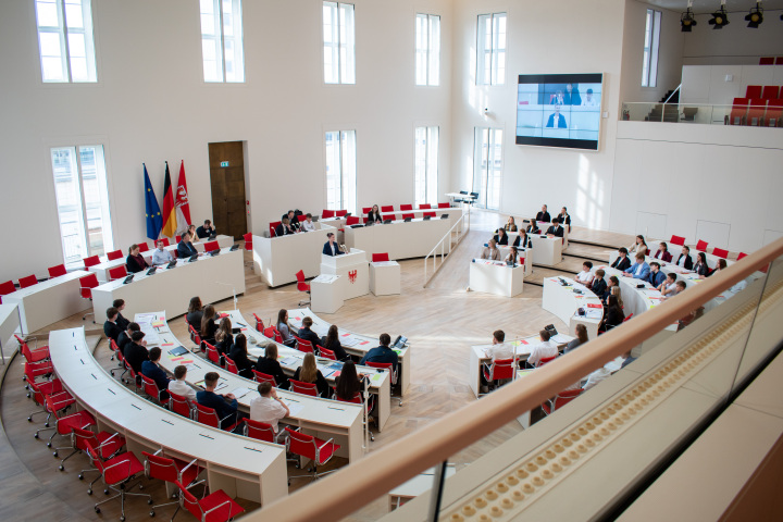 Impression der Pritzwalker Parlamentsdebatte im Plenarsaal des Landtages