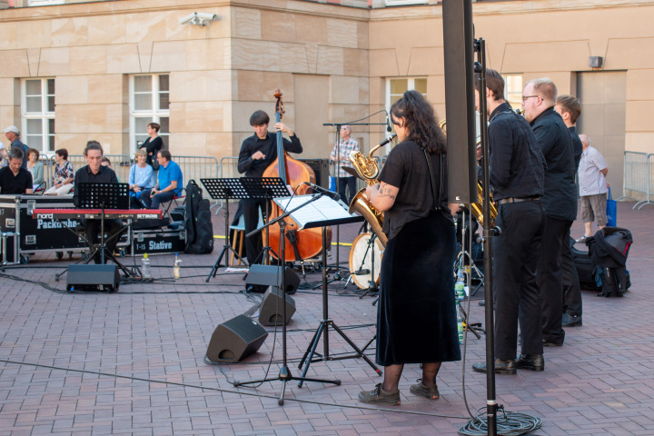 Auftritt des Landesjugendjazzorchesters Brandenburg bei der zweiten Veranstaltung der Reihe „Kunst zur Zeit“ im Innenhof des Landtages Brandenburg