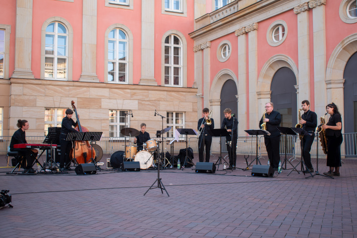 Auftritt des Landesjugendjazzorchesters Brandenburg bei der zweiten Veranstaltung der Reihe „Kunst zur Zeit“ im Innenhof des Landtages Brandenburg