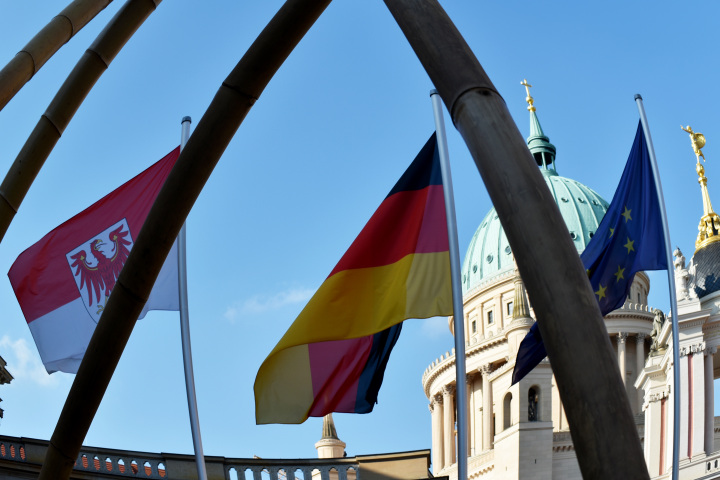 Blick auf die Flaggen im Innenhof des Landtages