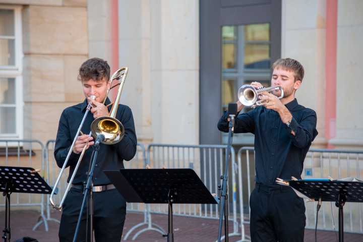 Posaunist Benedikt Kalinke (l.) und Trompeter Hans Wohlfahrt (r.) beim Auftritt des Landesjugendjazzorchesters Brandenburg im Innenhof des Landtages