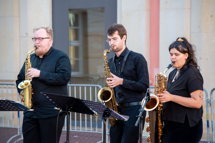 Jonas Lenz (l.) am Altsaxophon, Edgar Neumann (m.) am Tenorsaxophon und Ada Greifenhahn (r.) am Baritonsaxophon