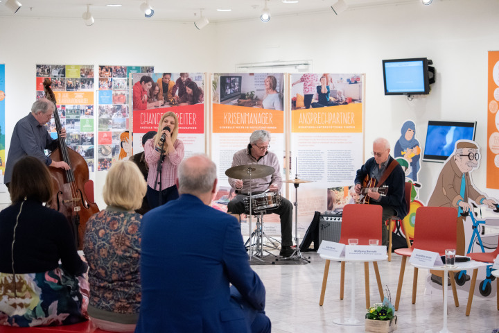 Musikalischer Auftakt zur Ausstellungseröffnung mit der Jazzcombo des Mehrgenerationenhauses Schönefeld