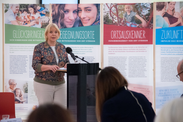 Begrüßung der Landtagspräsidentin Prof. Dr. Ulrike Liedtke zur Ausstellungseröffnung im Foyer des Landtages.